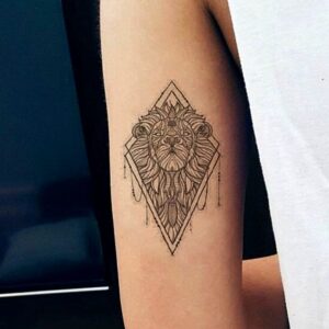 Tatouage Éphémère Lion bras femme.