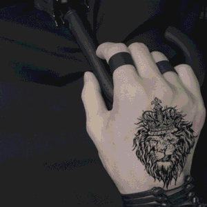 Tatouage Éphémère Lion sur main.