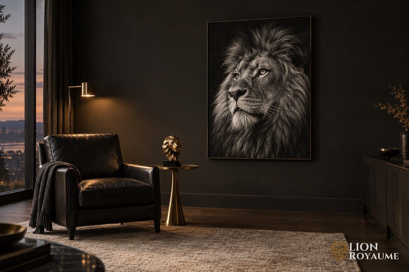 Salon noir et or avec un grand tableau de lion en noir et blanc et une tête de lion géométrique dorée